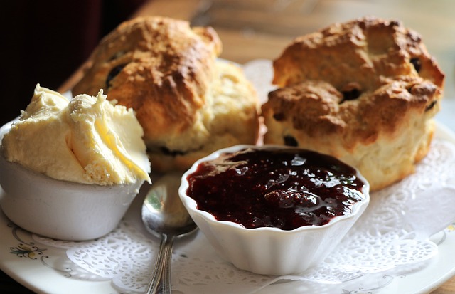 Scones with ketchup and cream